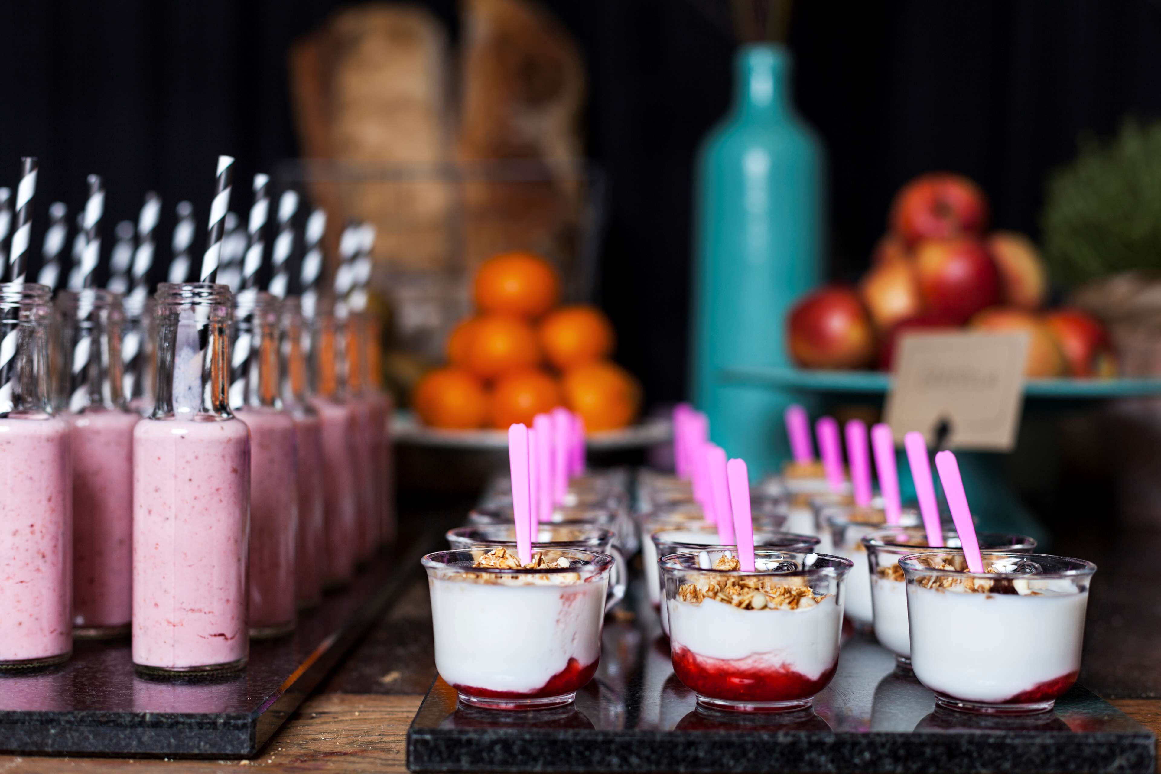 อาหารเช้าแบบบุฟเฟ่ต์ทุกวัน (SEK 335 ต่อคน)