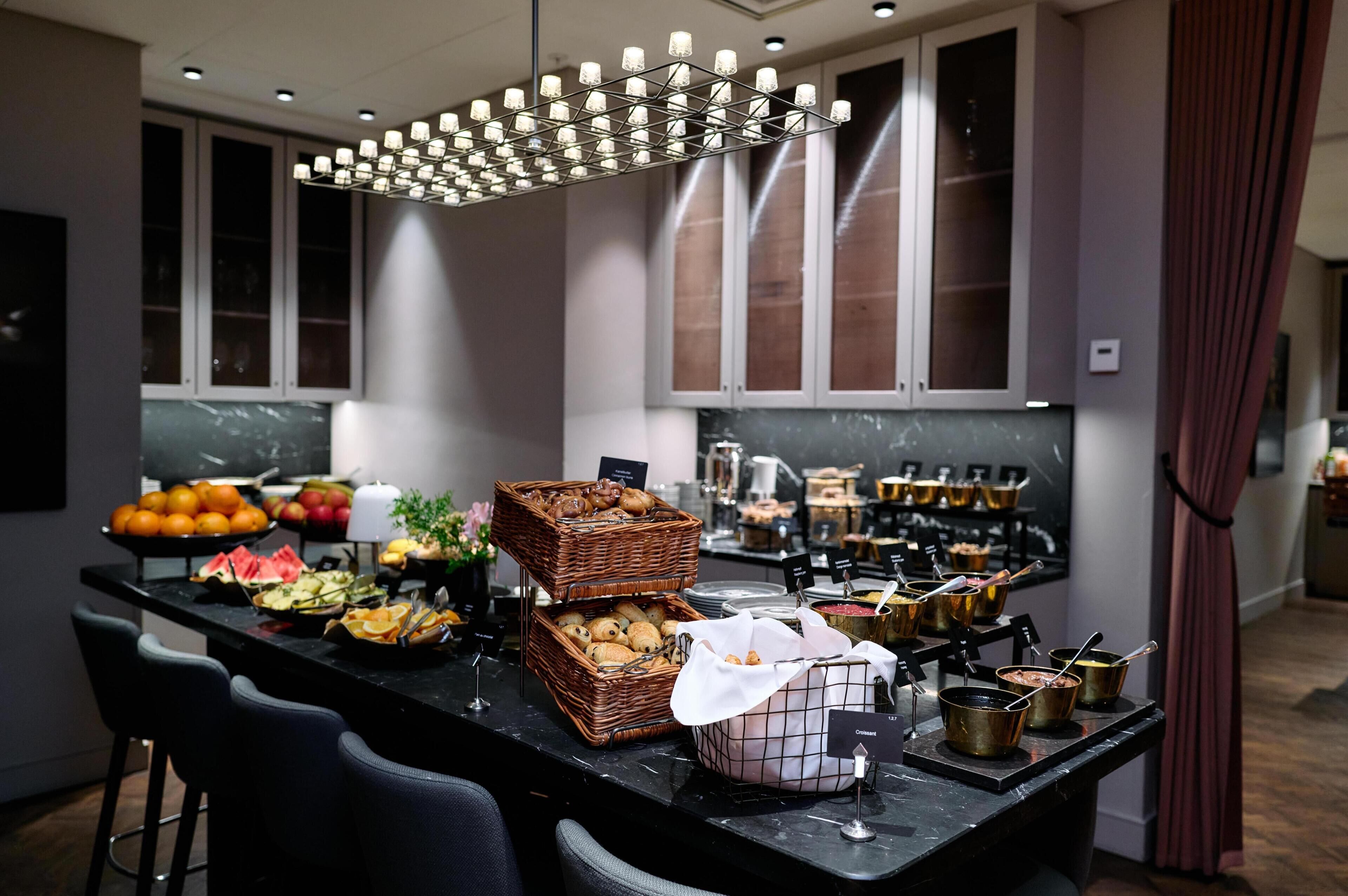 Bữa sáng buffet hàng ngày với phụ phí nhỏ 