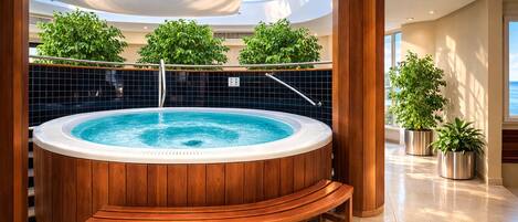Een hottub met een houten bankje, omringd door potplanten en een betegelde muur.