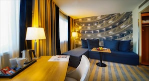 Zimmersafe, Verdunkelungsvorhänge, schallisolierte Zimmer