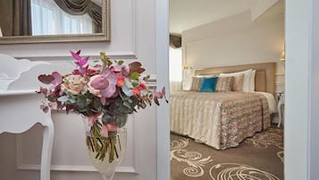 Una camera d'albergo con un letto grande, un comodino e uno specchio sopra il letto.