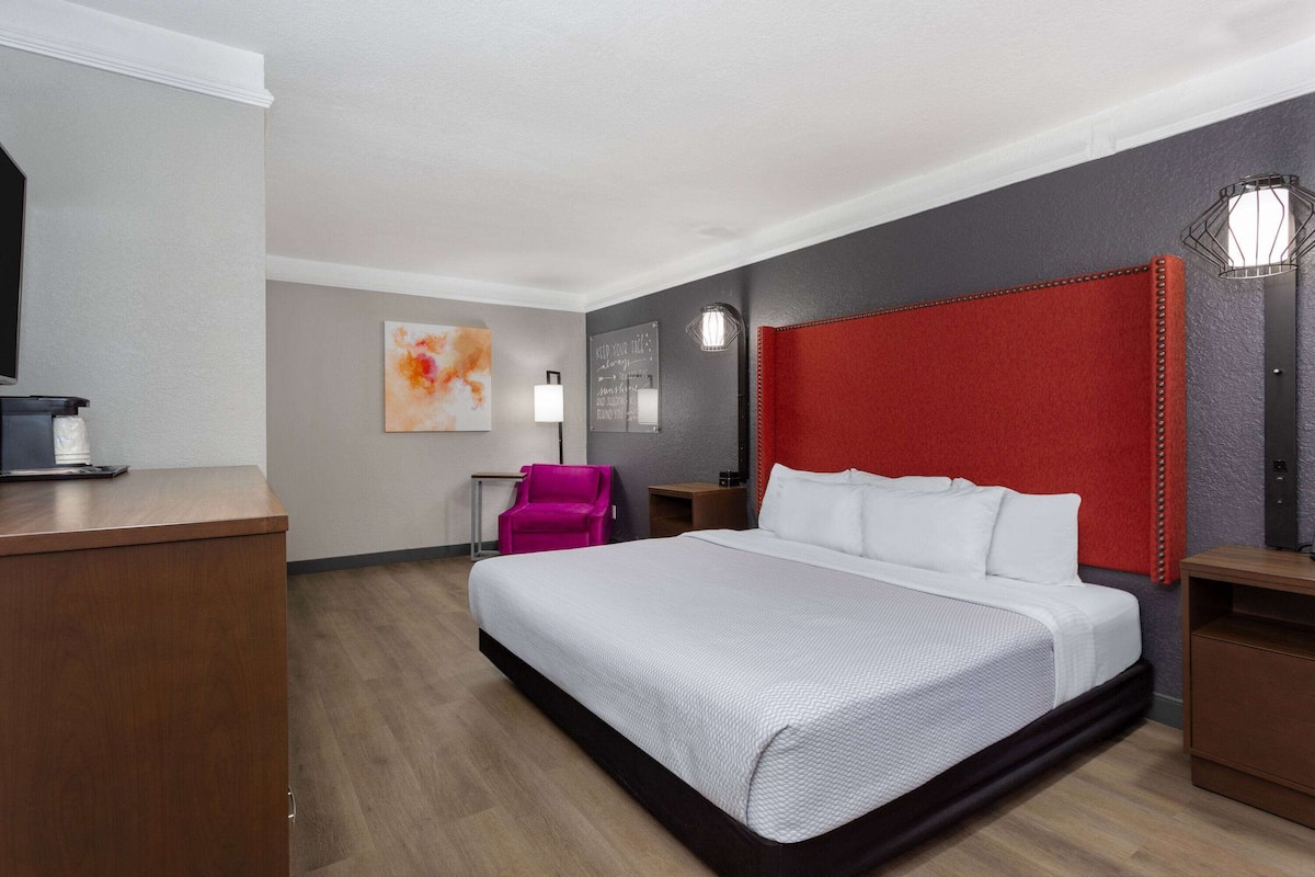 Room, 1 King Bed, Accessible, Non Smoking (Mobility/Hearing Impaired Accessible) | Premium bedding, desk, laptop workspace, iron/ironing board