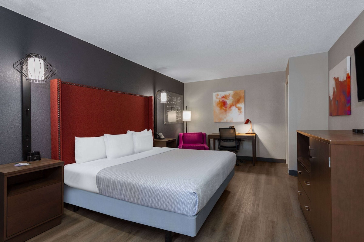 Room, 1 King Bed, Non Smoking | Premium bedding, desk, laptop workspace, iron/ironing board