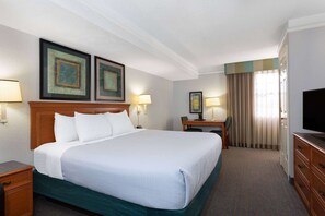 Biancheria da letto di alta qualità, una scrivania, postazione laptop