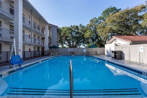 Una piscina al aire libre de temporada