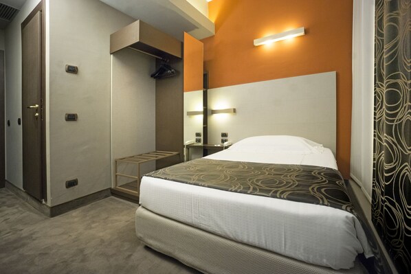 Eenpersoonskamer | Italiaanse Frette-lakens, donzen dekbedden, een minibar