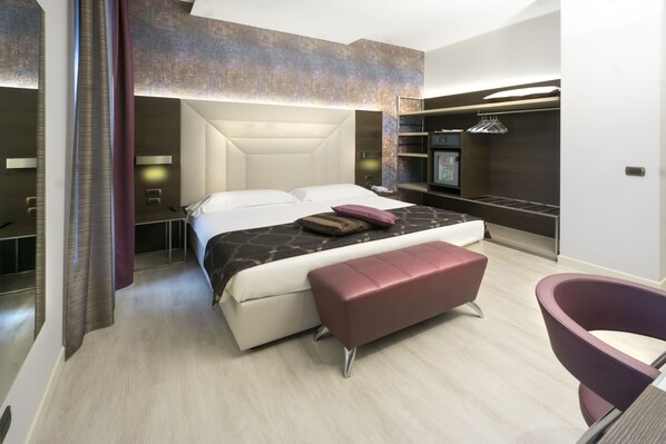 Phòng Deluxe | 1 phòng ngủ, bộ trải giường bằng vải Frette của Ý, chăn bông, minibar 