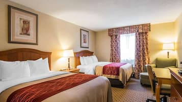 Een bureau, een strijkplank/strijkijzer, gratis wifi, beddengoed