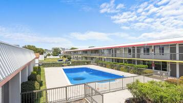 Una piscina al aire libre de temporada