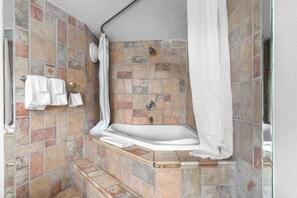 Suite Deluxe | Baño | Tina con regadera, amenidades de baño ecológicas, secadora de cabello 