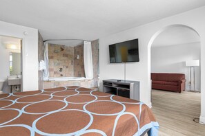 Suite Deluxe | Escritorio, tabla de planchar con plancha, wifi gratis y ropa de cama