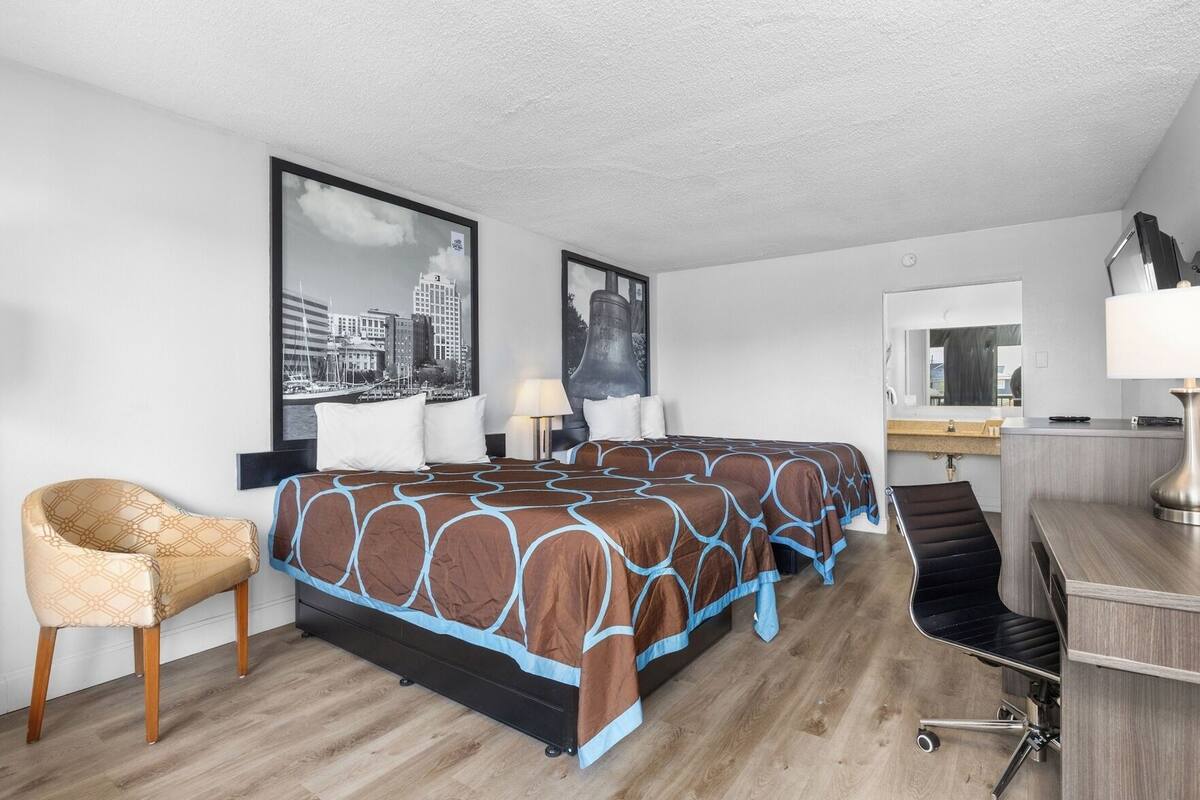 Een bureau, een strijkplank/strijkijzer, gratis wifi, beddengoed