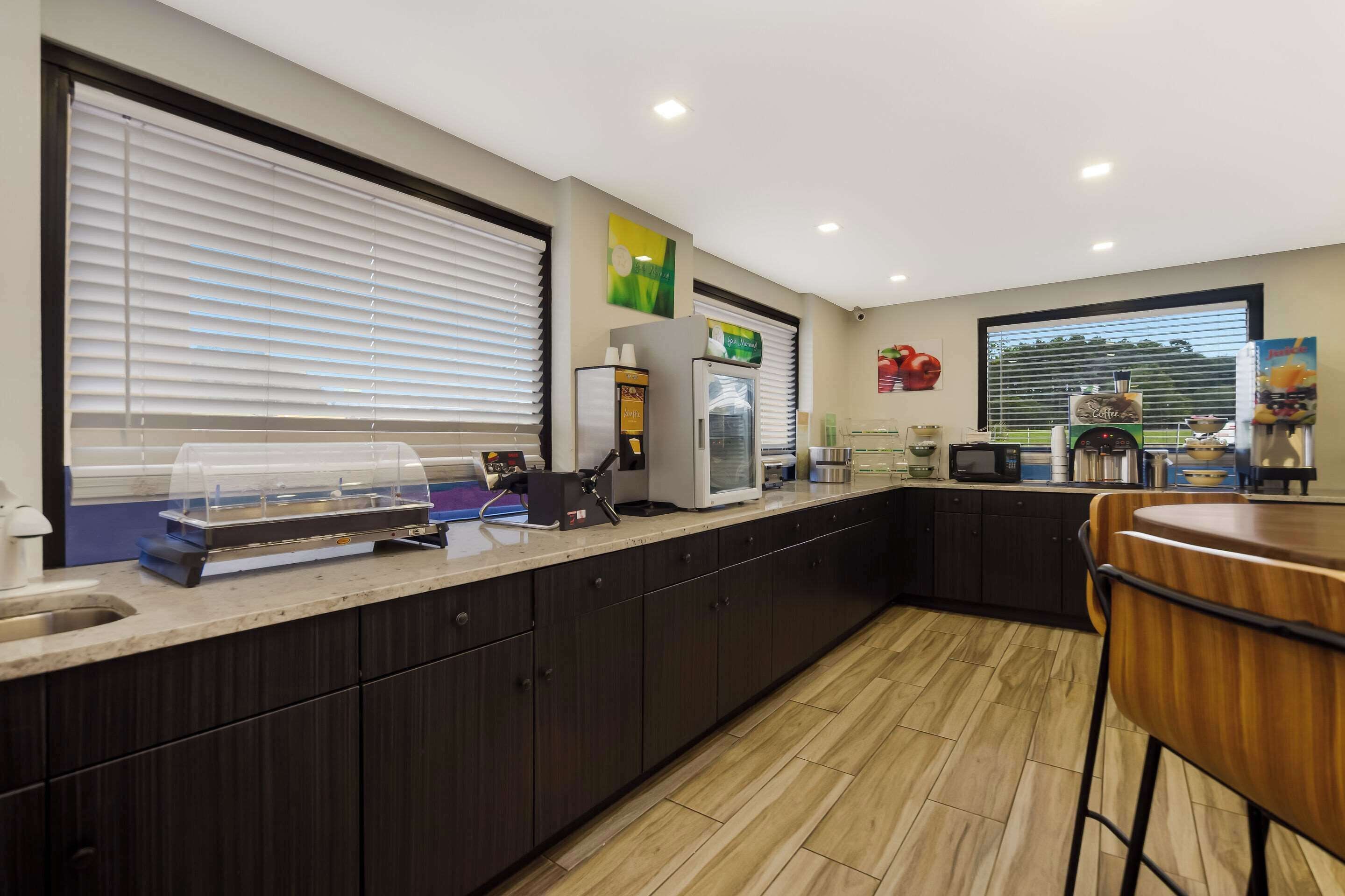 free daily continental breakfast