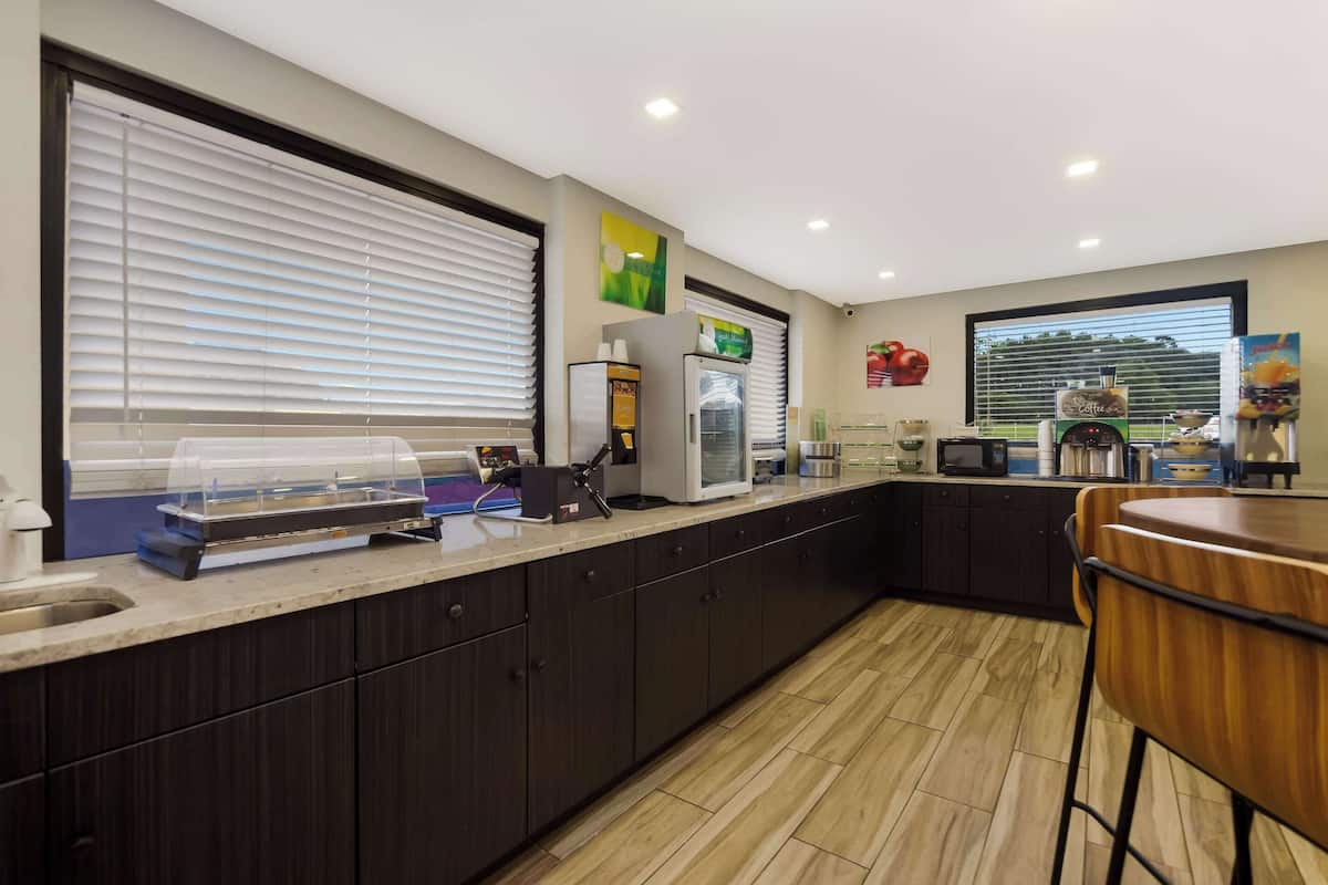 free daily continental breakfast