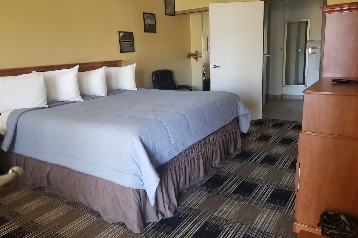 1 habitación, muebles diferentes y espacio para trabajar con laptop