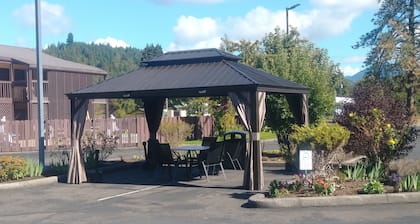 Oakridge Inn & Suites