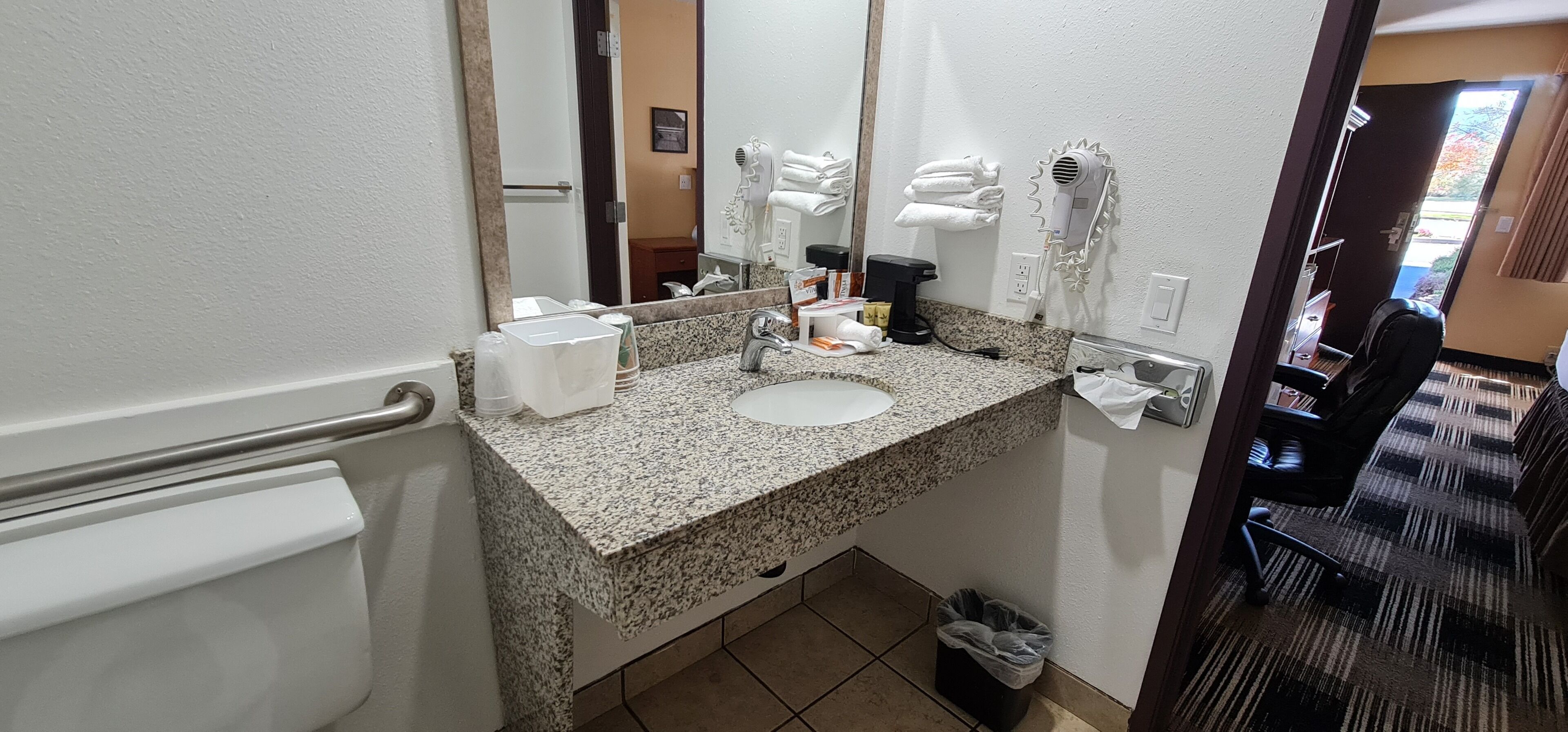 single room, 1 king bed, accessible | bathroom | eco-friendly toiletries, hair dryer, towels