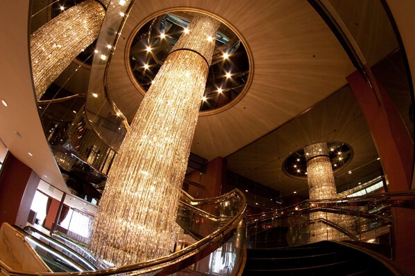 3 restaurants, lunch served