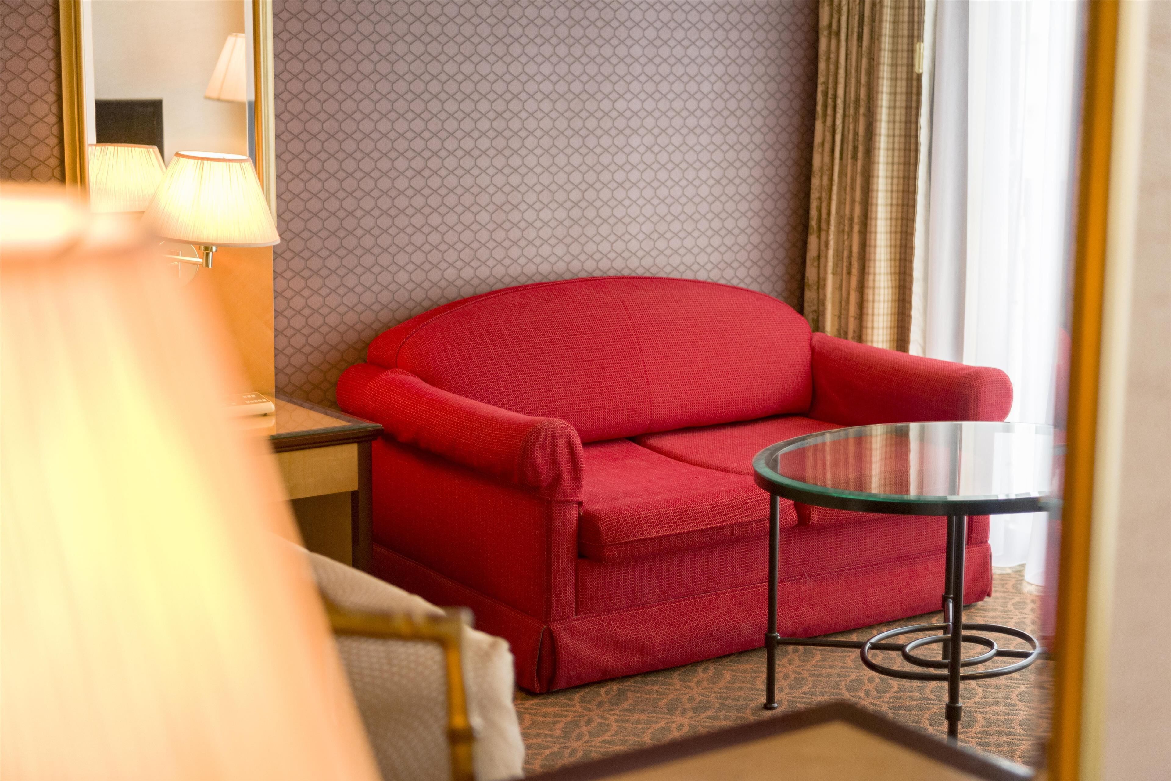 premium bedding, down duvets, in-room safe, desk