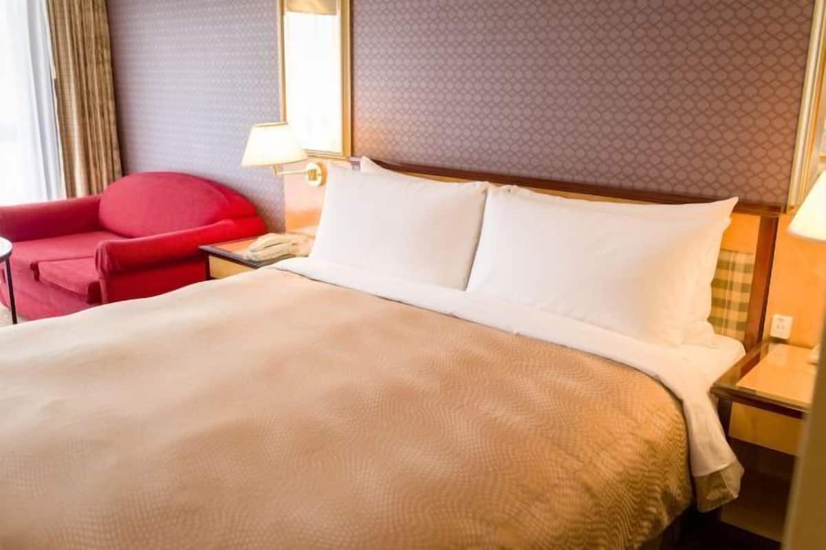 Premium bedding, down duvets, in-room safe, desk