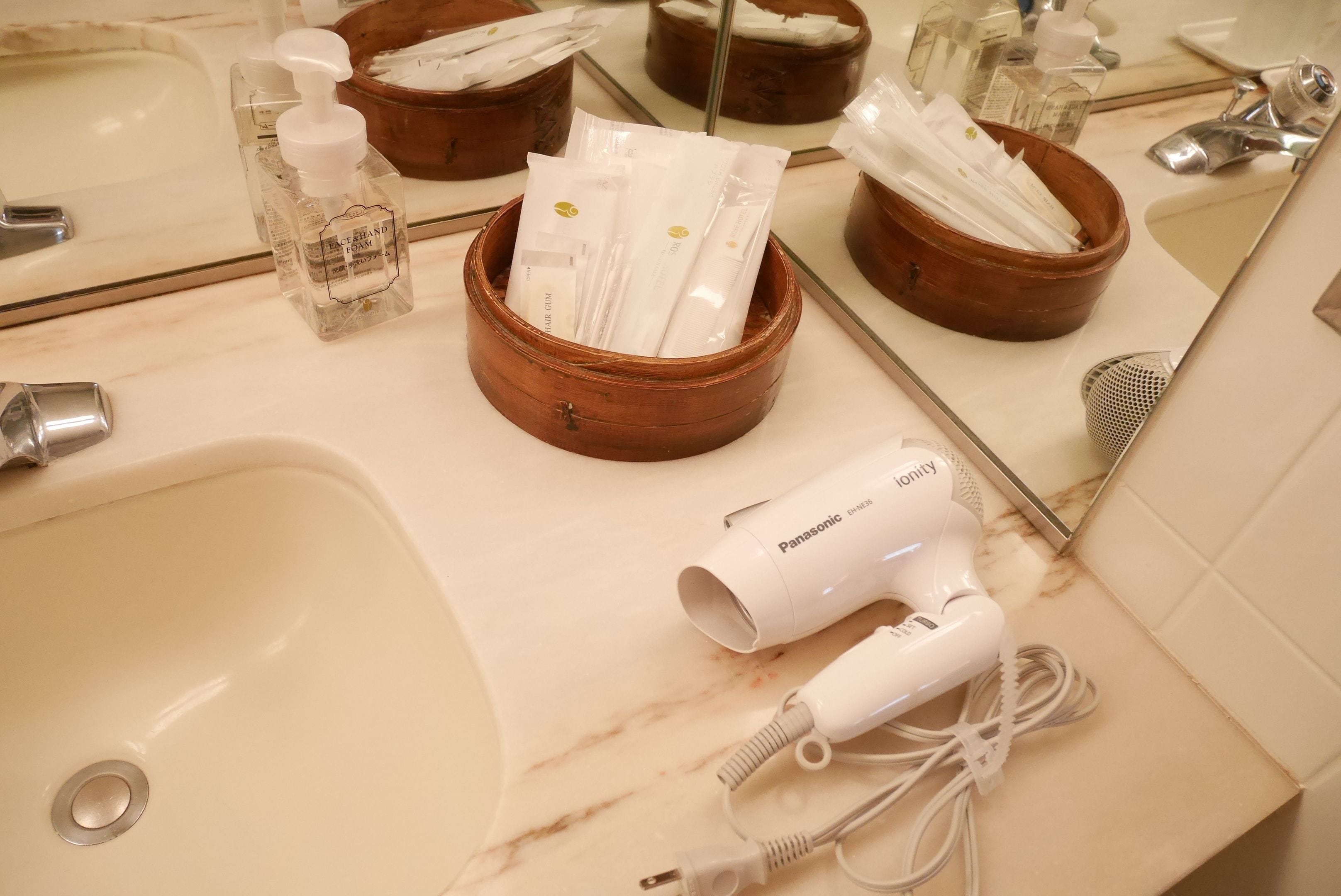 combined shower/bathtub, rainfall showerhead, free toiletries