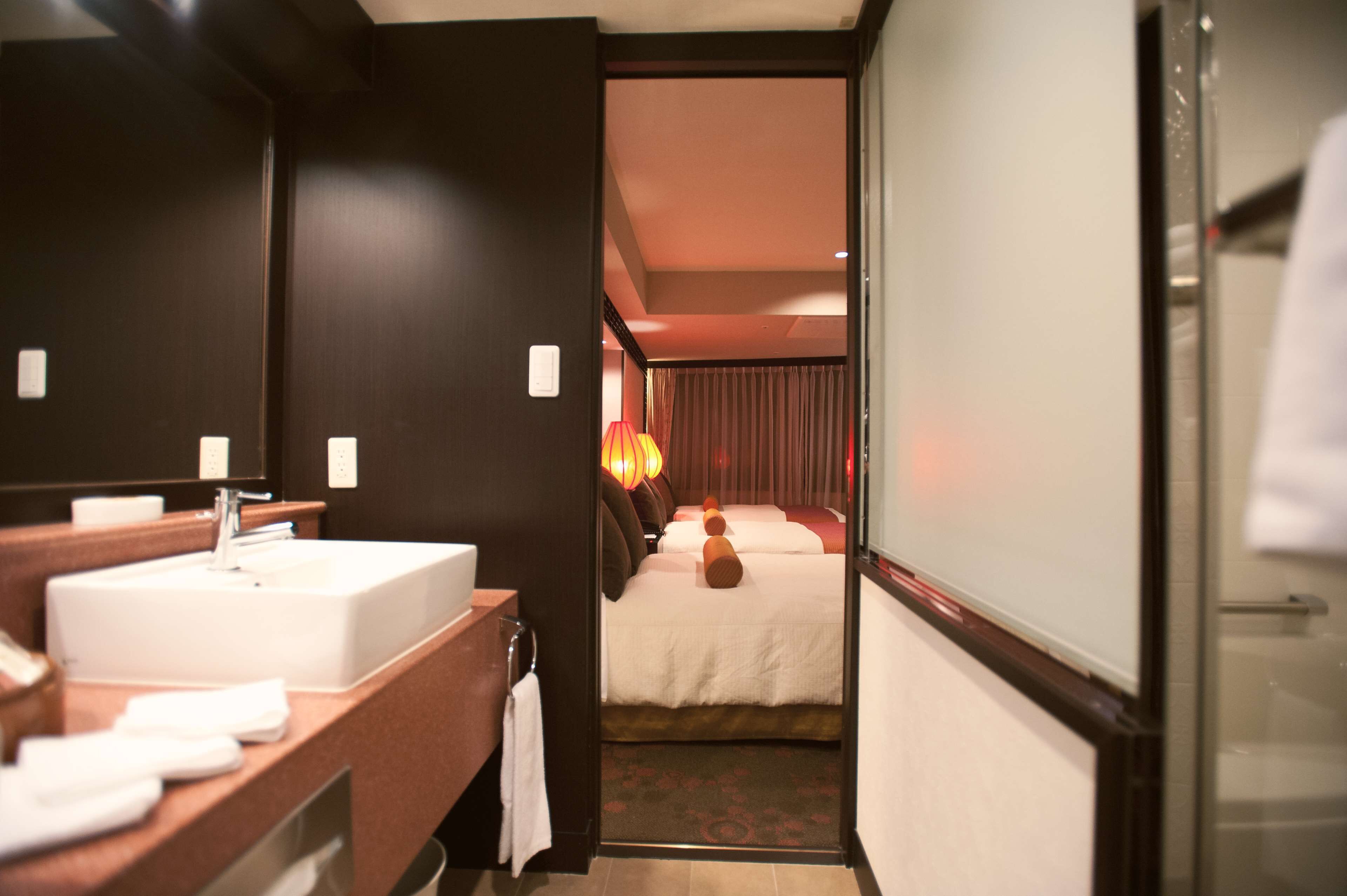 Peralatan tempat tidur premium, gebar bulu kapas, peti besi dalam bilik 