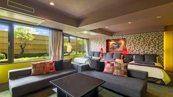 Premium bedding, down comforters, in-room safe, desk