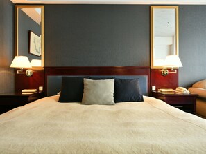 Superior Room, 1 King Bed, Non Smoking | Premium bedding, down comforters, in-room safe, desk - Rose Hotel Yokohama (Yokohama)