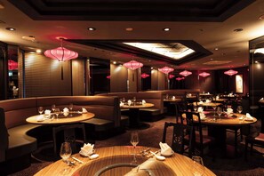 3 restaurants servant le déjeuner et le dîner