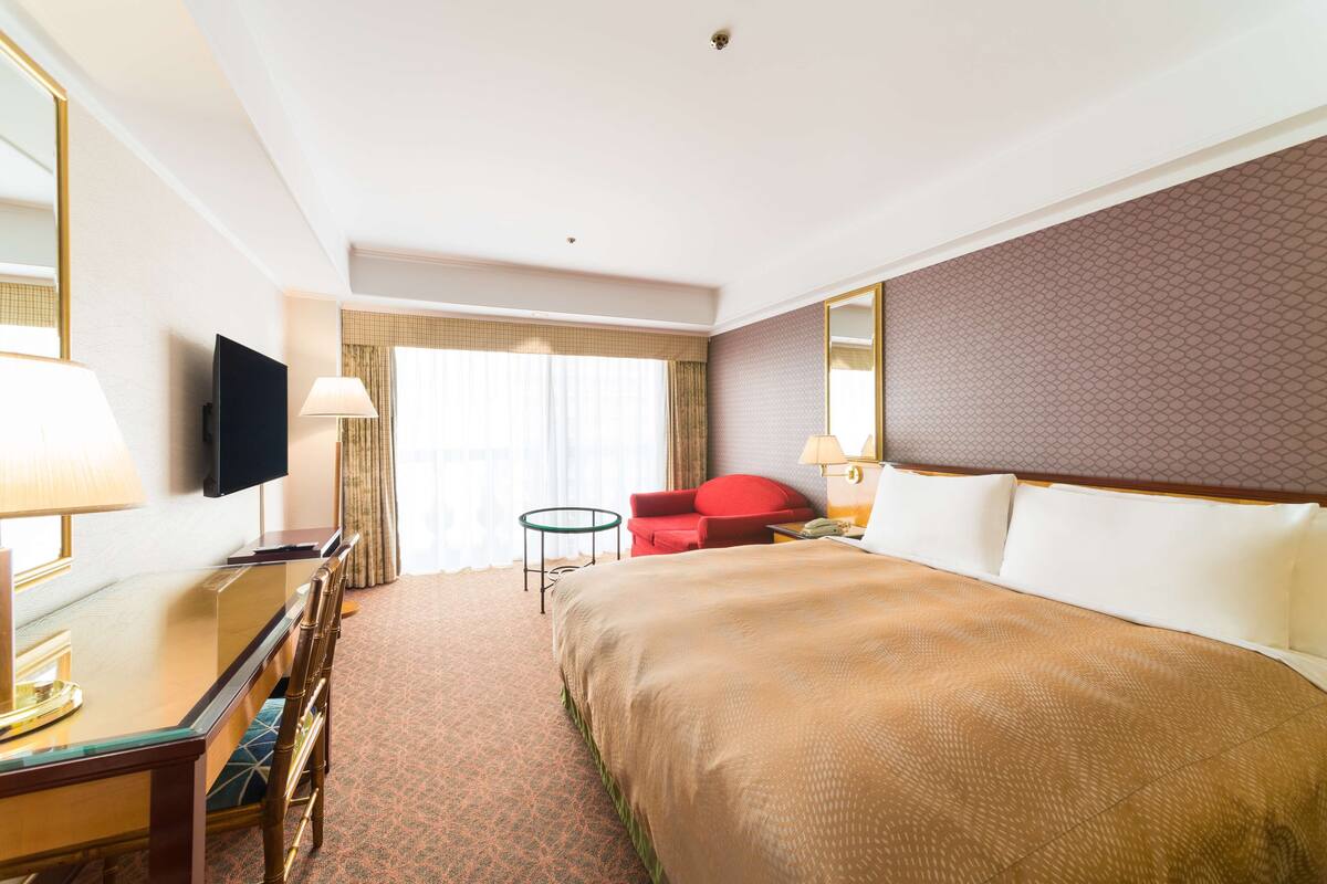 Deluxe Room, 1 King Bed, Non Smoking | Premium bedding, down duvets, in-room safe, desk