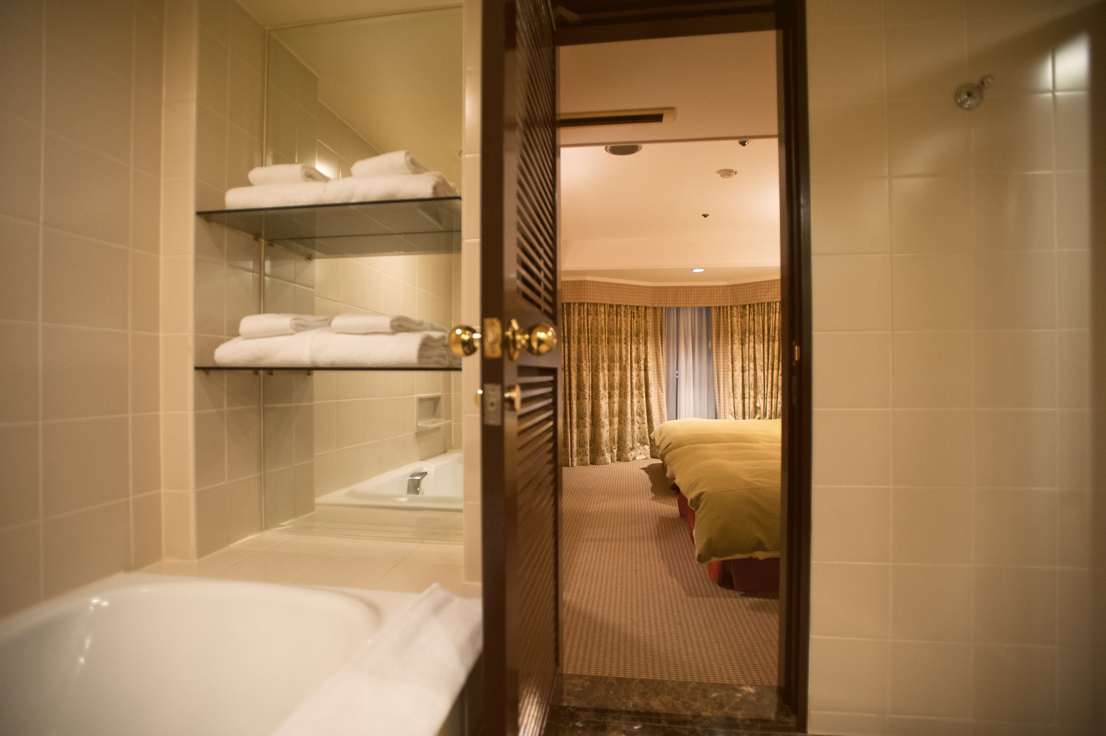 executive suite, 2 bedrooms, non smoking | bathroom | combined shower/bathtub, rainfall showerhead, free toiletries