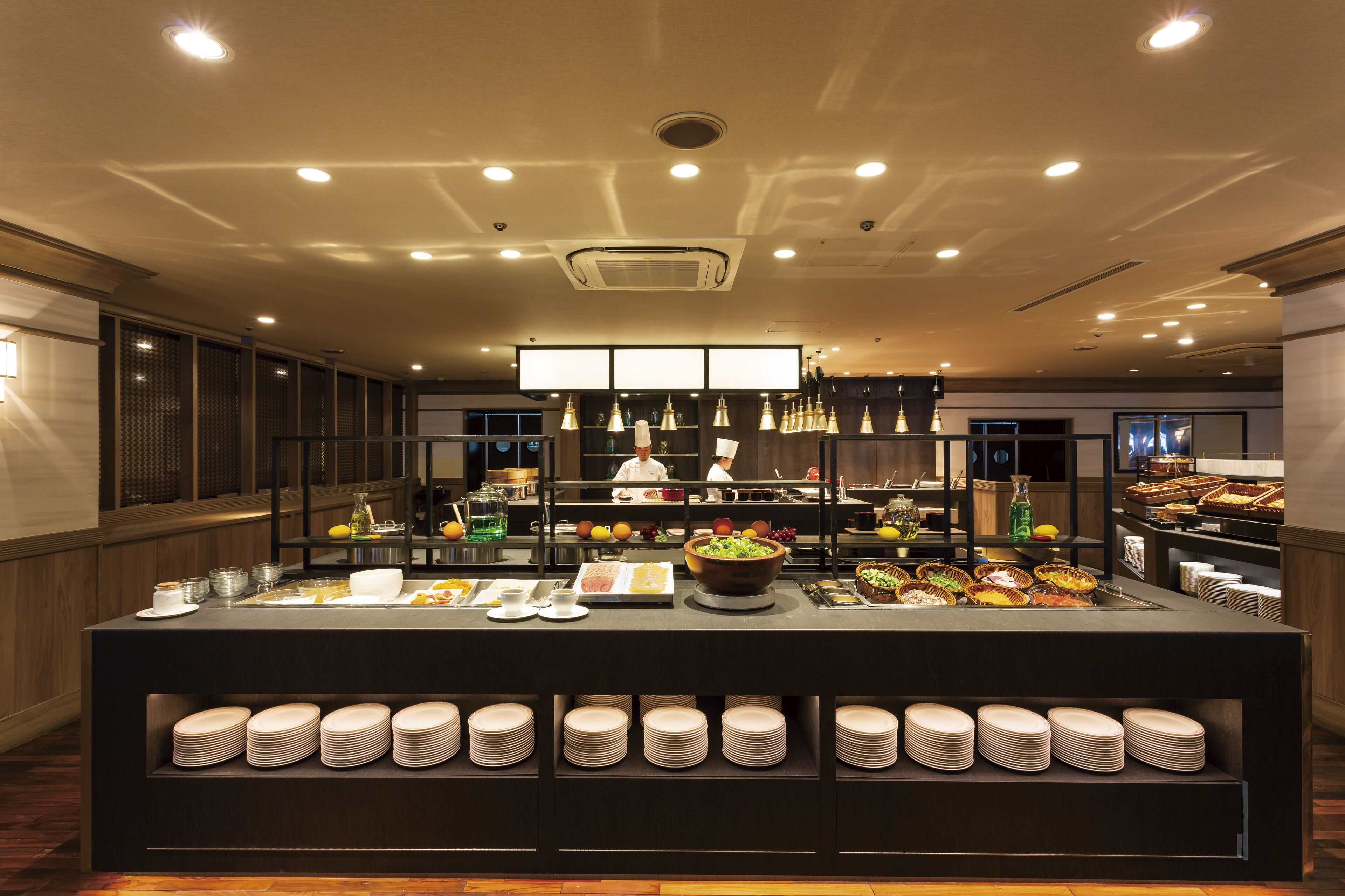 3 restaurants, lunch served