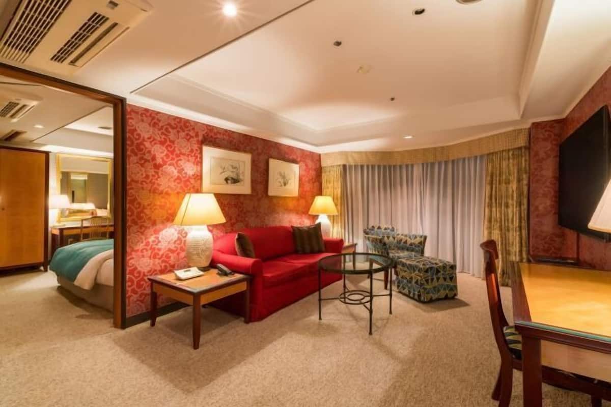 Living area | 32-inch LCD TV with digital channels, TV