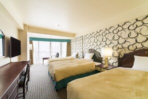 Standaard driepersoonskamer, niet-roken | Luxe beddengoed, donsdekens, een kluis op de kamer, een bureau