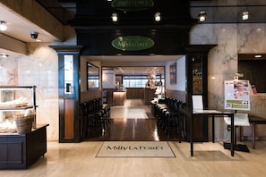 3 restaurants, lunch served