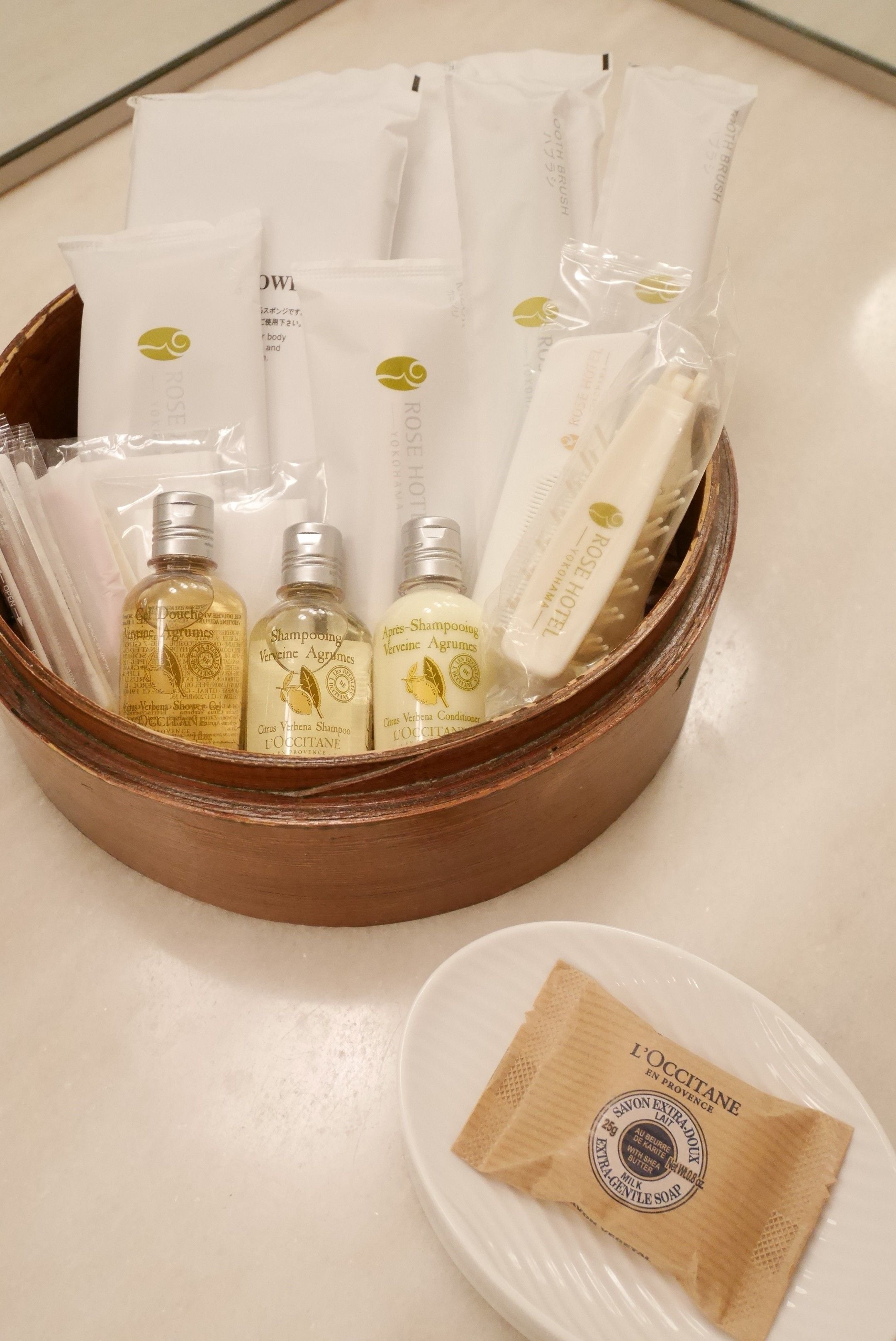 combined shower/bathtub, rainfall showerhead, free toiletries