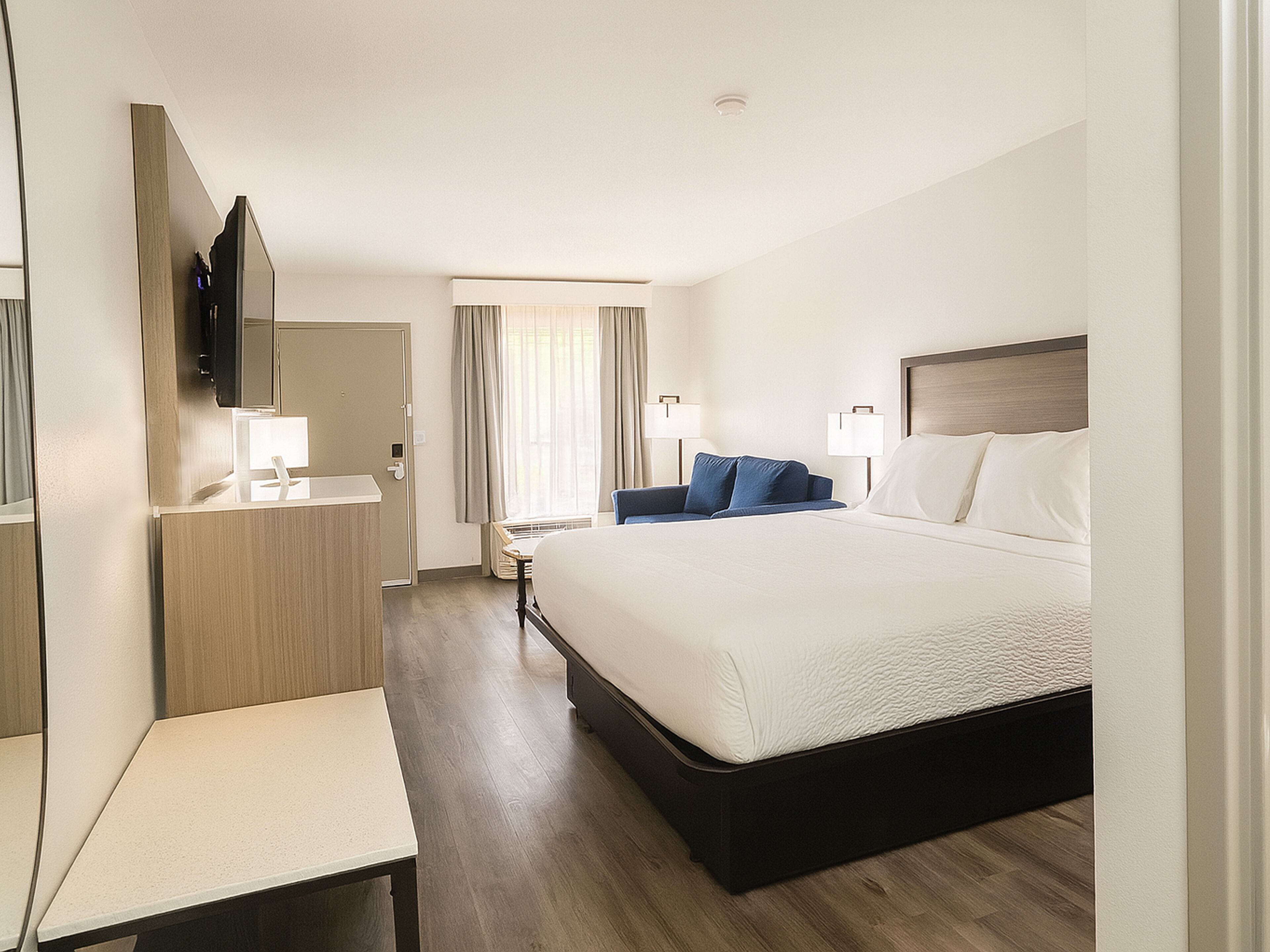 Room, 1 King Bed, Non Smoking | Premium bedding, desk, laptop workspace, blackout curtains