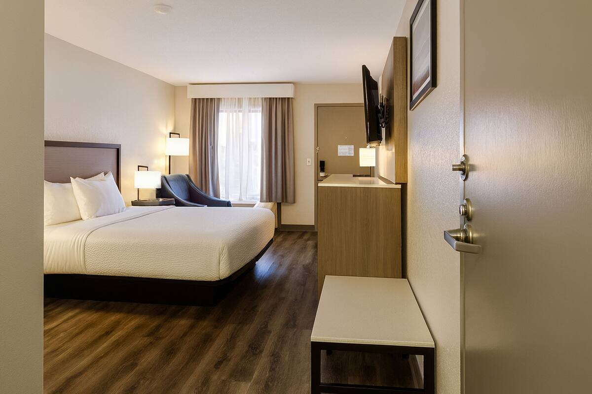 Habitación, 1 cama de matrimonio, accesible en silla de ruedas (Mobility, Roll-in Shower) | Ropa de cama de alta calidad y escritorio