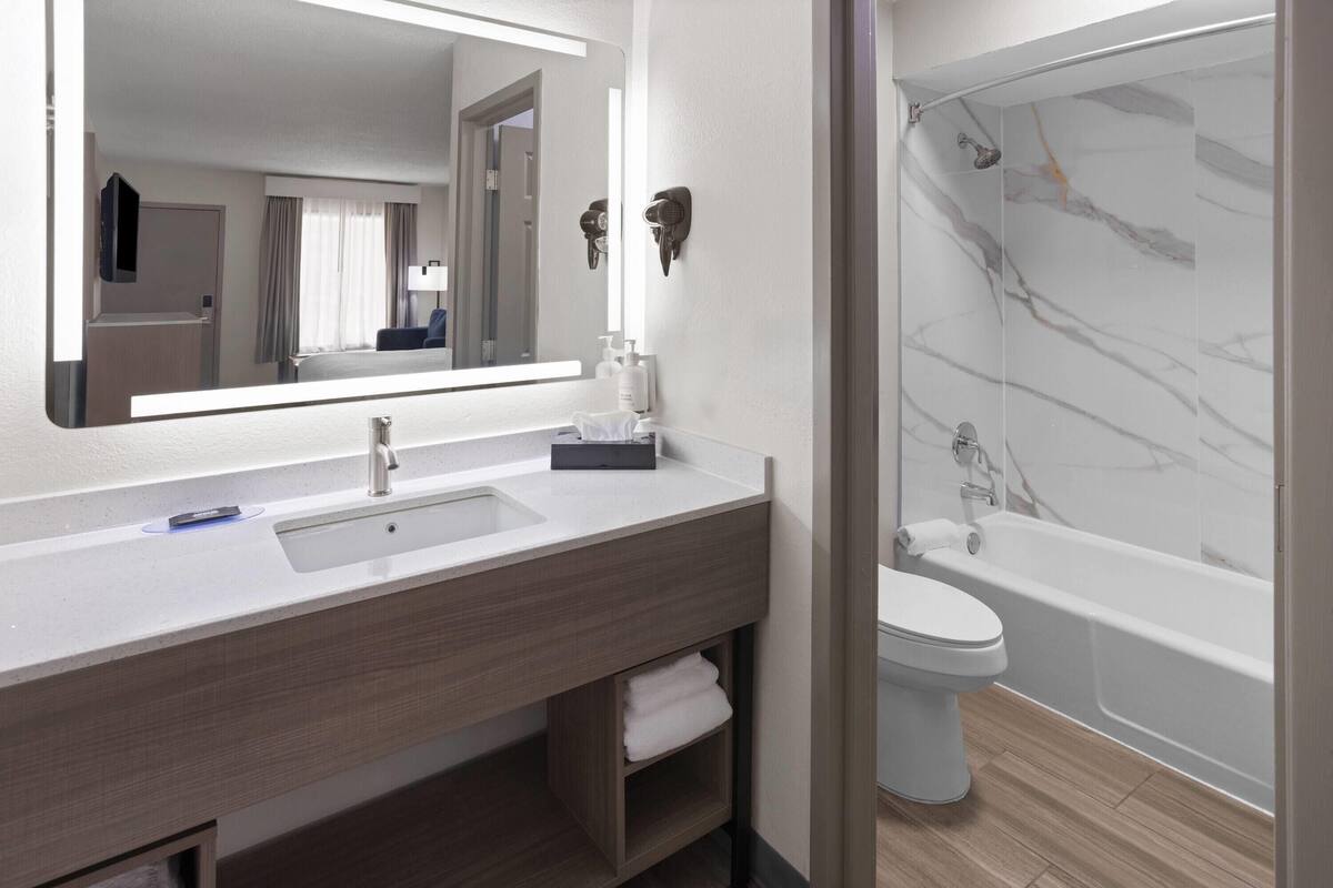 Habitación, 1 cama de matrimonio grande, no fumadores | Baño accesible en silla de ruedas