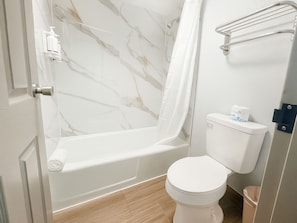 Tina con regadera, amenidades de baño gratuitas, secadora de cabello