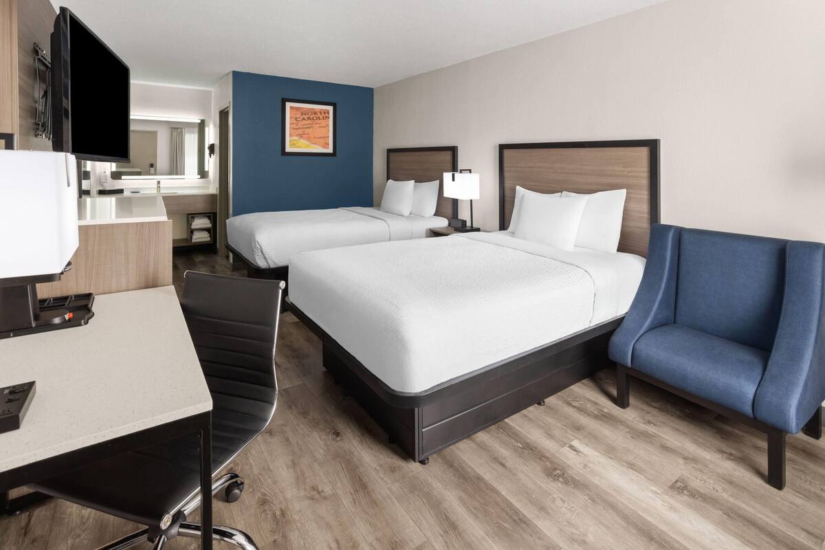 Habitación, 2 camas dobles, no fumadores | Ropa de cama de alta calidad y escritorio