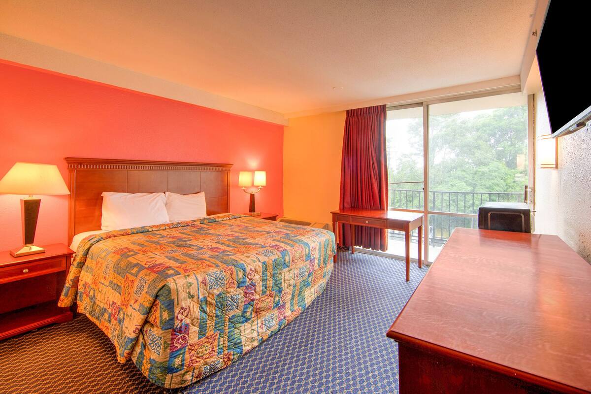 Premium bedding, desk, iron/ironing board, free WiFi