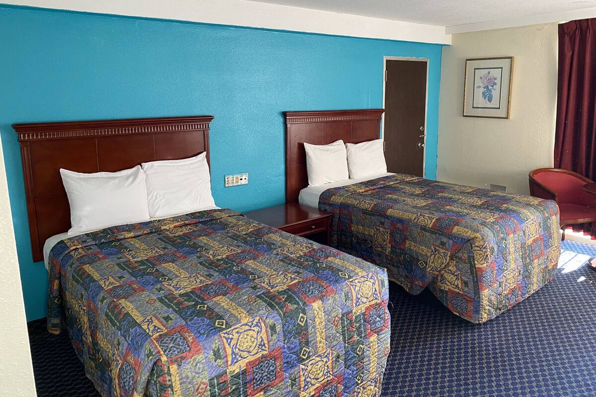 Premium bedding, desk, iron/ironing board, free WiFi