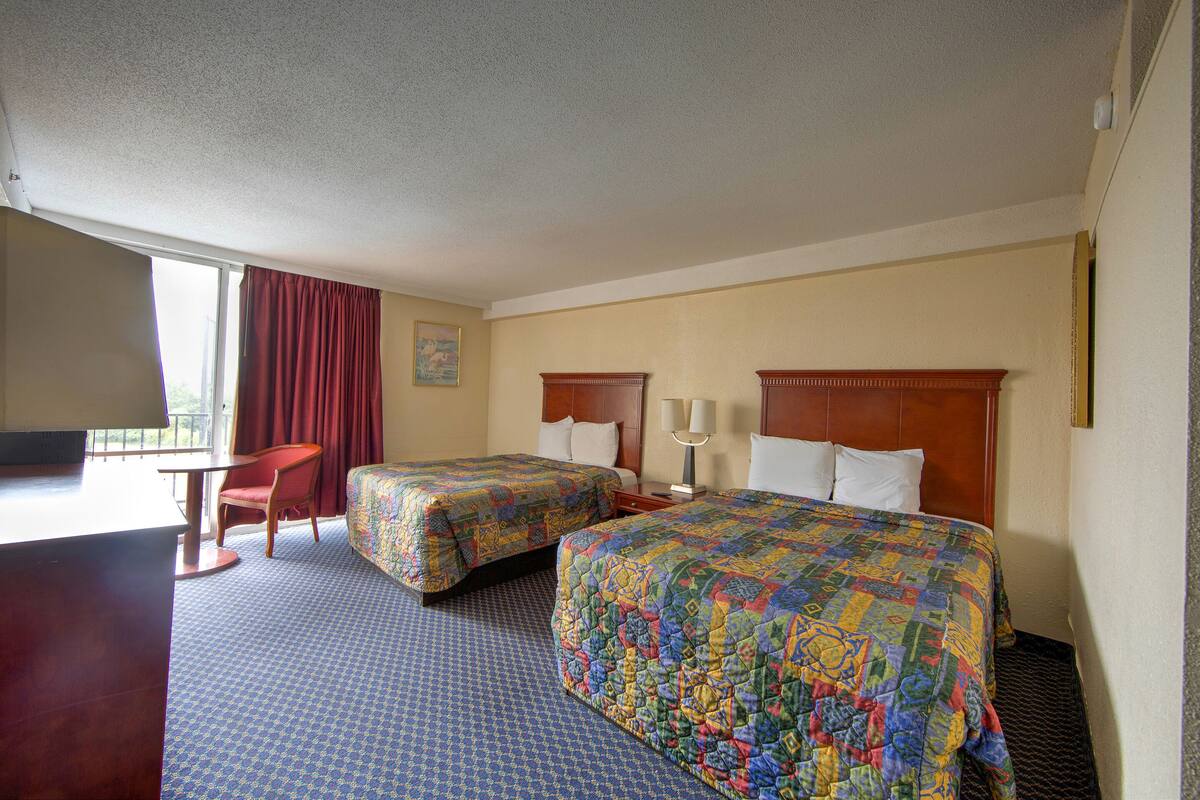 Premium bedding, desk, iron/ironing board, free WiFi