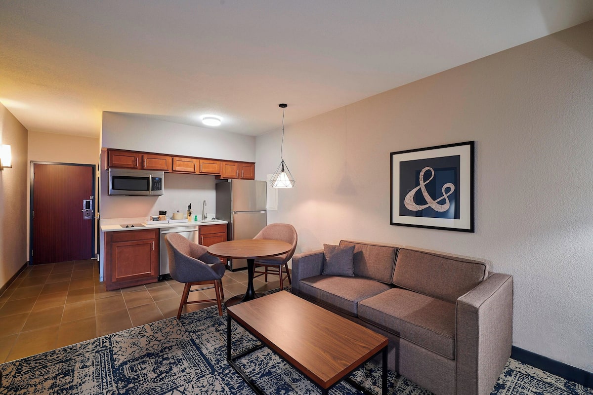 Suite, 1 Bedroom | Desk, iron/ironing board, free cots/infant beds, rollaway beds