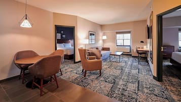 Suíte, 2 quartos | Escrivaninha, ferros/tábuas de passar roupa, berços grátis