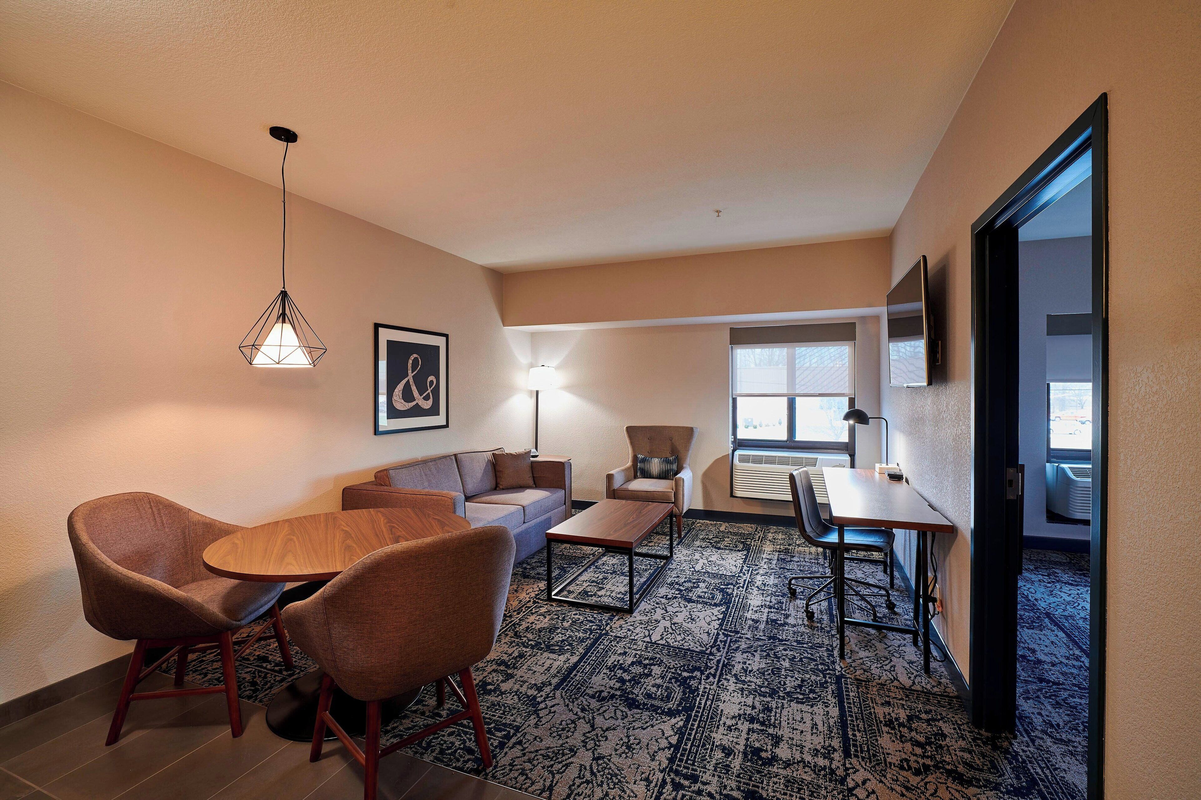 suite, 1 bedroom | desk, iron/ironing board, free cots/infant beds, rollaway beds