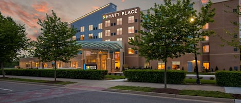 住宿正面 - 傍晚/夜晚