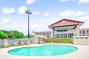Piscine extérieure (ouverte en saison)