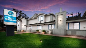 A Best Western Sunrise Inn with a well-maintained lawn and a clear view of the building's exterior.